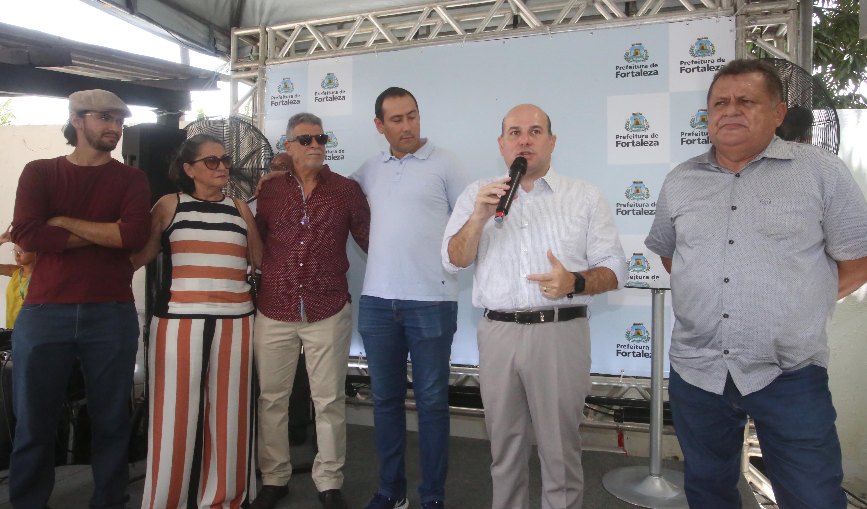 várias pessoas num palco